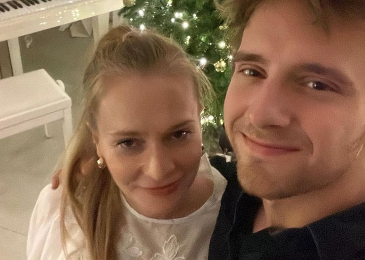 53-letnia mama Macieja Musiała w modnych spodniach. „‬Są dobre nie tylko dla nastolatek”