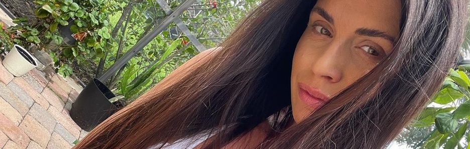 „Prawdziwe życie tak nie wygląda”. Magdalena Stępień pozuje w wyciętym stroju i rozlicza się z kompleksami