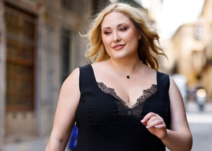 To najmodniejsza sukienka dla puszystych. Pięknie modeluje talię, wygładza boczki i nie kosztuje dużo