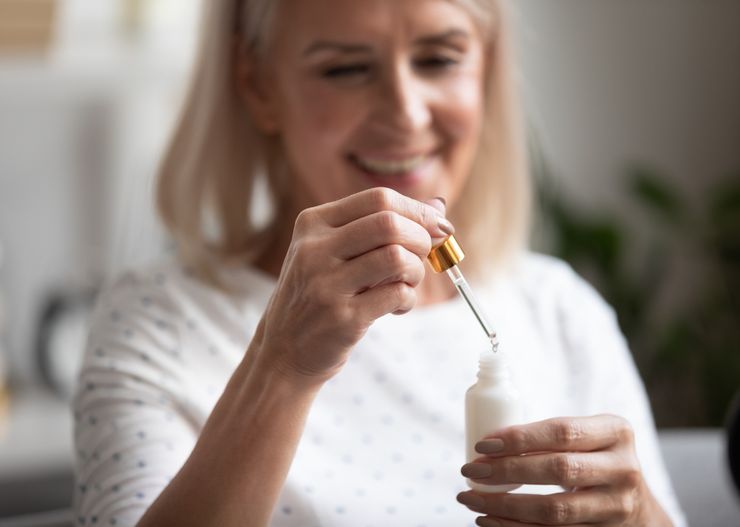 Retinol – jak go stosować? Zdradzamy najważniejsze zasady, dzięki którym uzyskasz najlepsze efekty