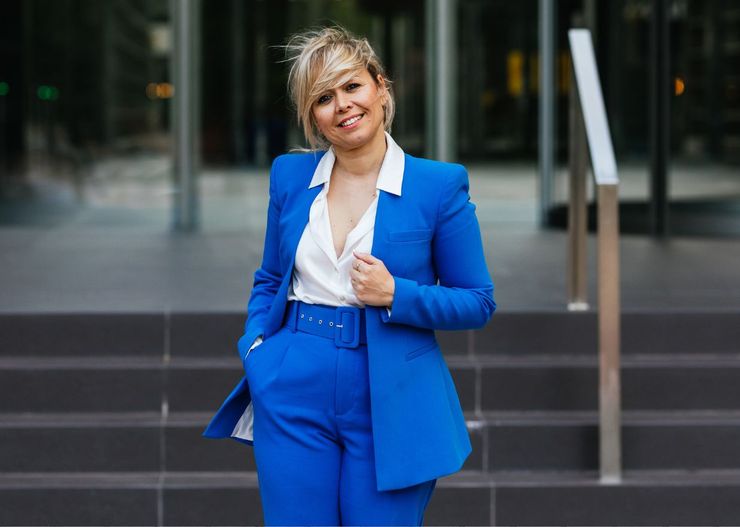 Sukienki wizytowe mają konkurencję. Te eleganckie garnitury damskie nosimy w 2024 na każdą ważną okazję