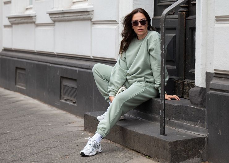 Wiem, z czym nosić modne New Balance 530 tej wiosny. Zaufaj mi, sama będziesz chciała się tak ubrać