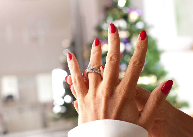 Paznokcie na święta dla 50-latki. Najpiękniejsze pomysły na świąteczny manicure