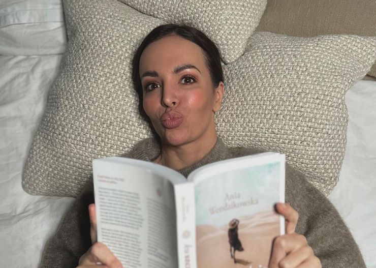 Nie ma modniejszych i wygodniejszych spodni. Wendzikowska lansuje trend na dresy w stylu „‬comfy”. Podobne są na wyprzedażach