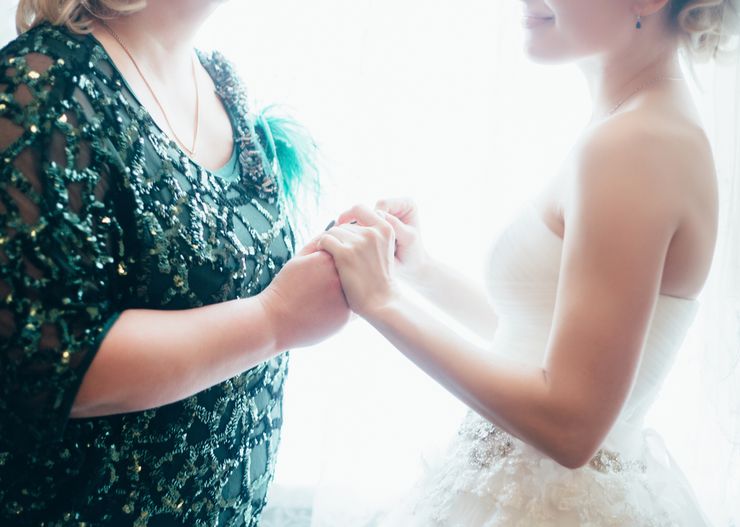 Sukienka na wesele dla 50-latki? Te modele będą najmodniejsze w 2024 roku