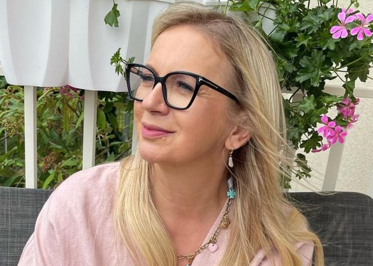 Te bluzki dla 50-latek przyciągają wzrok i dodają szyku. Modele w stylu Rogalskiej kupisz już za 39,90 zł