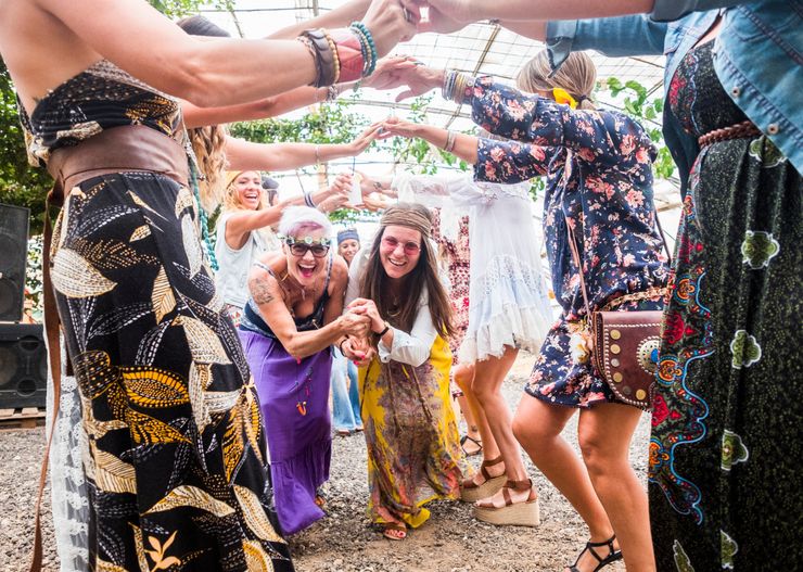 50-latki chodzą teraz w takich sukienkach. Styl hippie znów wraca do łask