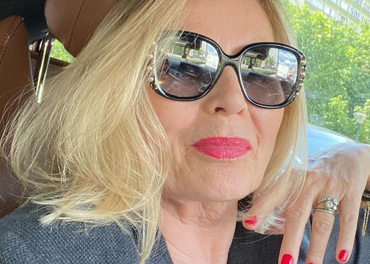 Na taki kolor eleganckie 60-latki malują paznokcie. Fani komentują: „dama”