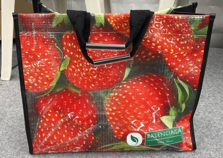 Torba w truskawki jak z bazaru za 12 tysięcy złotych. Projektanci zaczynają przesadzać?