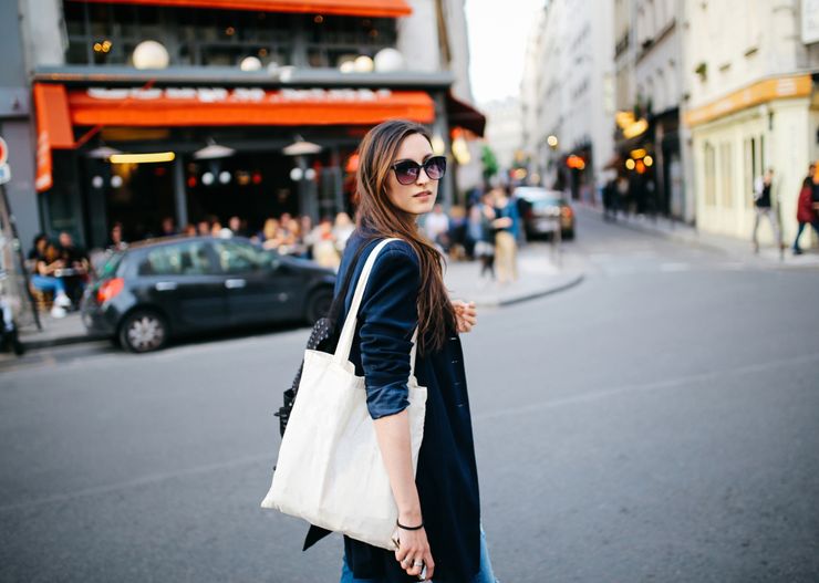 Smart casual damski – co to jest za dress code i na jakie okazje pasuje? Stylistki wyjaśniają