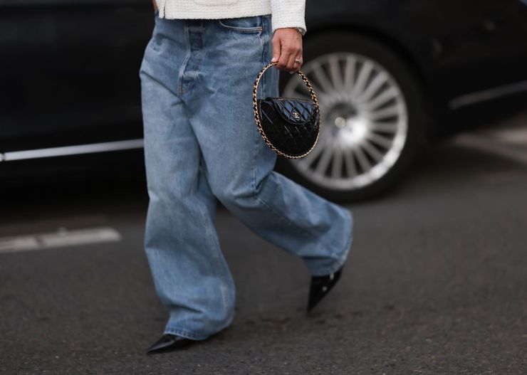 Baggy jeans – co to za spodnie? Tłumaczymy, jak nosić ten hip-hopowy model