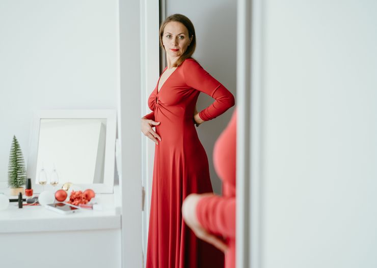 Modne sukienki na wesele dla 50-latki na 2024 rok. W tych gustownych modelach zrobisz furorę