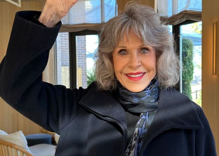 86-letnia Jane Fonda pokazała się w kurtce, którą Polki kochają od dawna. Fani: „wyglądasz wspaniale”