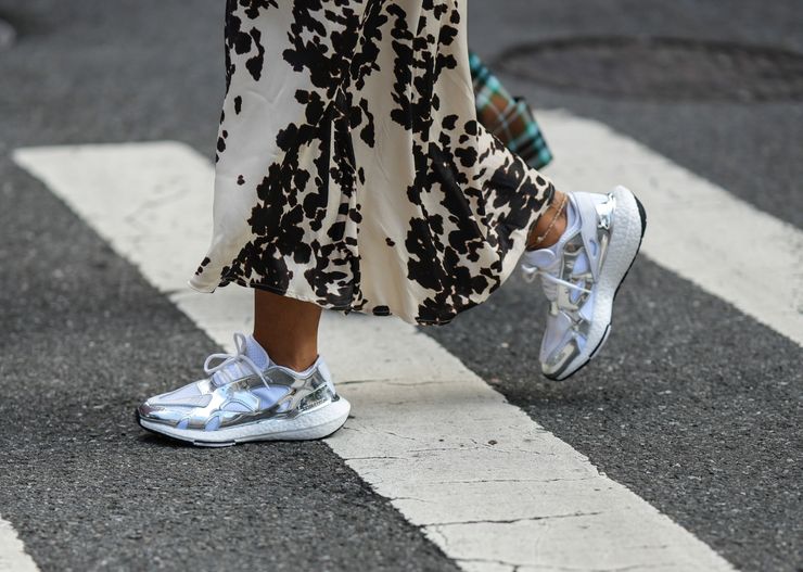 Najmodniejsze sneakersy damskie na wiosnę 2024: białe, za kostkę, a może chunky? Przegląd inspiracji