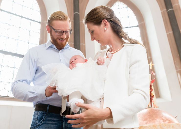 Nie wiesz, jak się ubrać na chrzest 2024? Te eleganckie stylizacje to najlepszy wybór. Zadasz w nich szyku