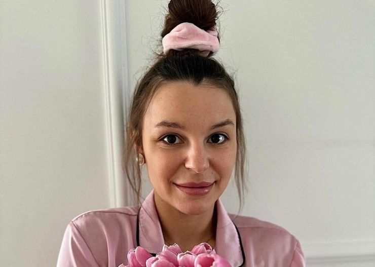 Jeansy ze sznureczkami to hit Instagrama. Nogawki możesz związać na dwa sposoby