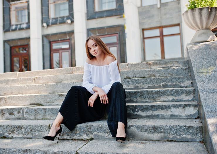 Spodnie dzwony w stylizacjach, które wiosną skompletujesz za grosze. Koleżanki oniemieją z zachwytu