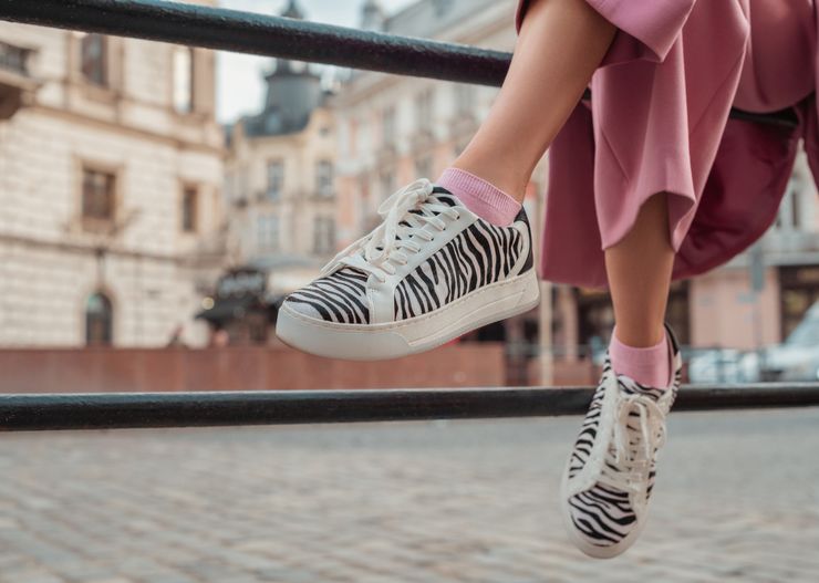 To najmodniejsze buty sportowe damskie na lato 2024: od lekkich tenisówek po pastelowe adidasy