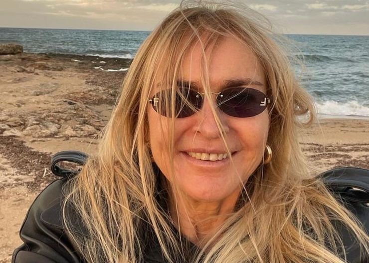 67-letnia Monika Olejnik w cekinowej spódnicy i traperach. Ikona stylu?