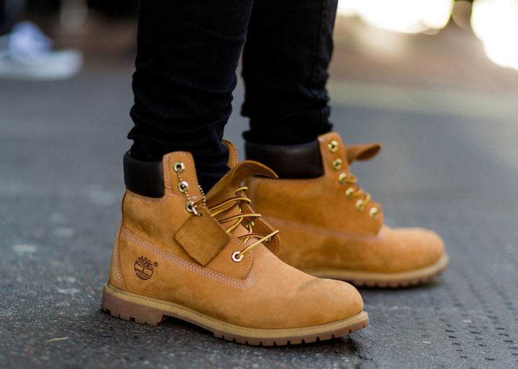 Timberki w stylizacjach damskich i męskich. Jak modnie nosić buty Timberland i trapery innych marek?