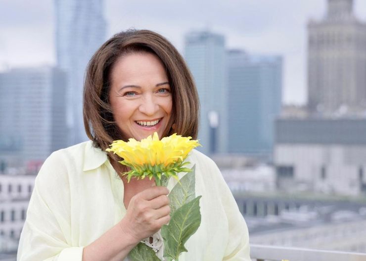 Drzyzga w sukience maskującej brzuszek. To nowy hit 50-latek na jesień