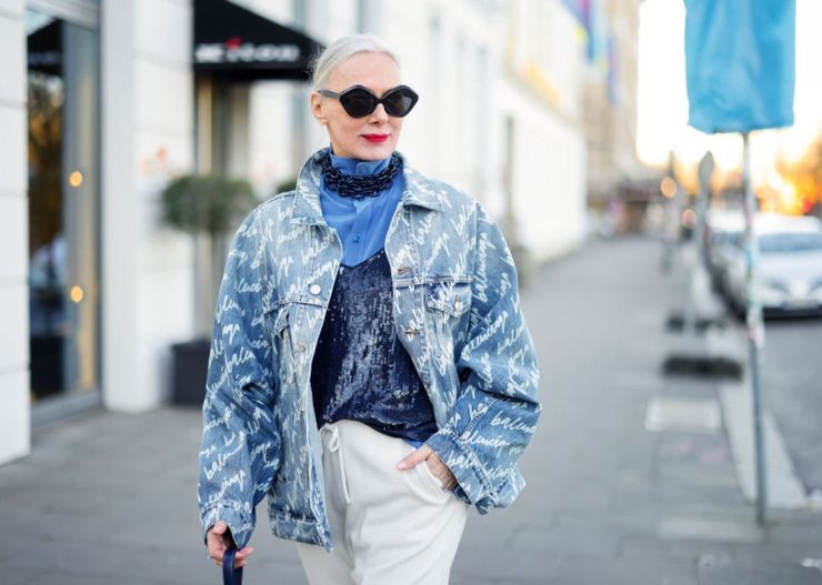 Trzy stylizacje z jeansową kurtką dla 50-latek na wiosnę 2024. Koleżanki powiedzą: „wow"