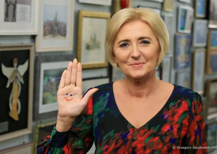 Agata Duda zaszalała. Pierwsza dama pokazała się w odważnej sukience. Kolor jest hitem
