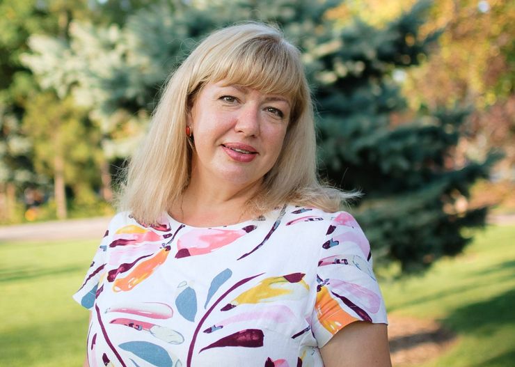 Eleganckie sukienki na wesele dla mamy w rozmiarze XXL. Latem 2024 będziesz wyglądać w nich bosko