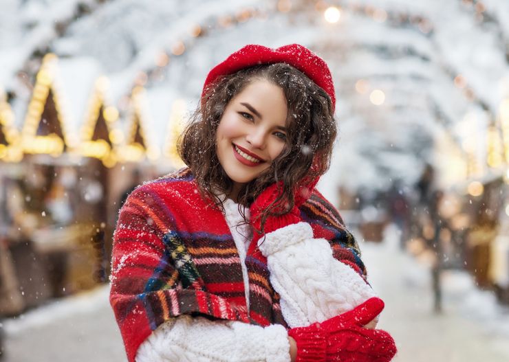 Świąteczne stylizacje plus size. Które trendy zimowe 2023 warto wybrać w przypadku puszystej sylwetki?
