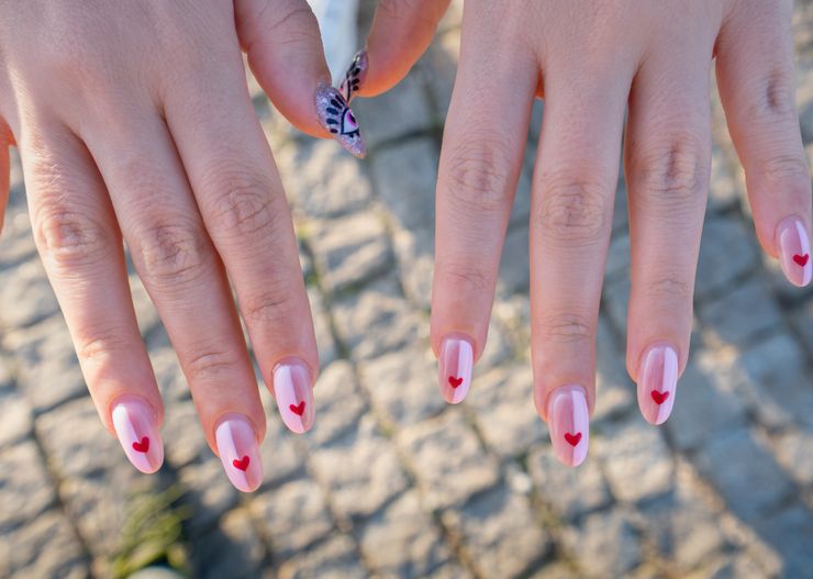 Nie ma sobie równych. Ten manicure przebije wszystkie inne wzory na paznokcie walentynkowe w 2024 roku