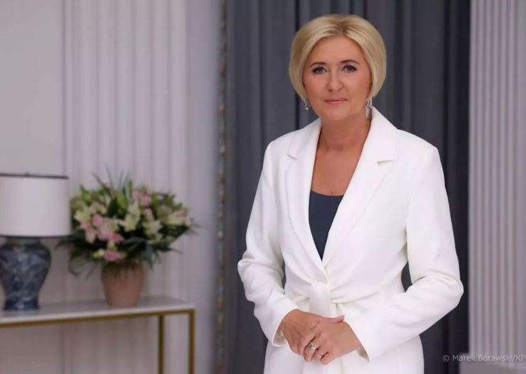 Agata Duda w nowej fryzurze zadaje szyku w przeboju jesiennych kolecji. 50-letnie Polki powinny brać przykład?