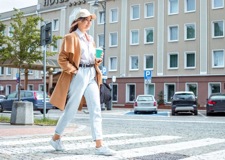 Mom jeans – co to za model spodni i komu pasuje najbardziej? Poznaj sekrety najmodniejszego fasonu damskich jeansów!