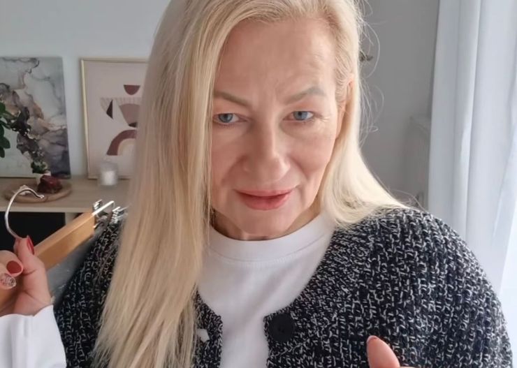 „Babcia” szafiarka pokazuje trzy stylizacje z hitowymi spodniami baggy. 50-latki powinny obejrzeć