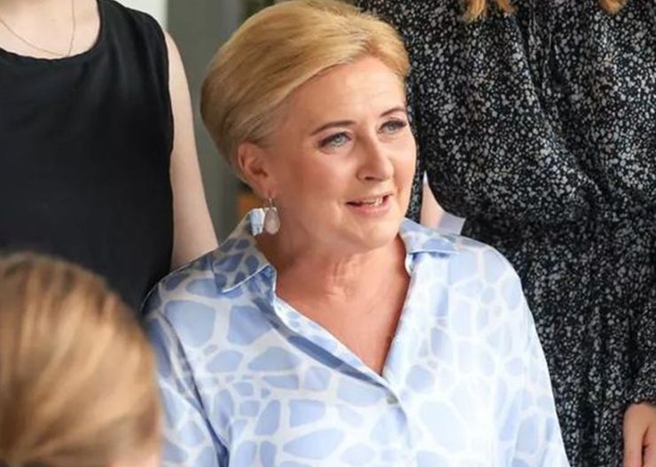 Agata Duda i Ewa Wachowicz noszą pastelowe bluzki zupełnie inaczej. Trudno się zdecydować, która robi to lepiej