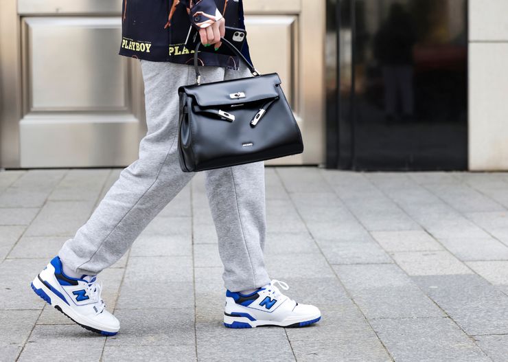Kultowe adidasy mają konkurencję. New Balance 550 to hitowy model sneakersów na lato