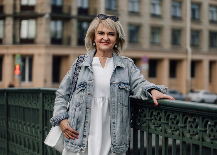 Doradzam 64-letniej mamie, z czym nosić jeansową kurtkę. Spodobał jej się jeden pomysł