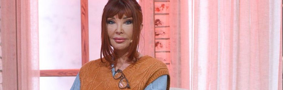 “Babcina” kamizelka to hit. Z czym nosić model, w którym chodzi ostatnio Eva Minge?