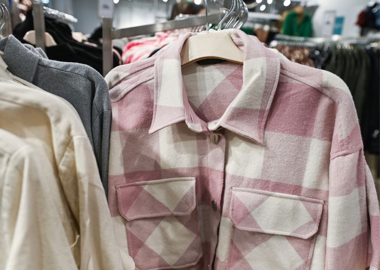 Stylizacje z damską koszulą w kratę. Zobacz top 5