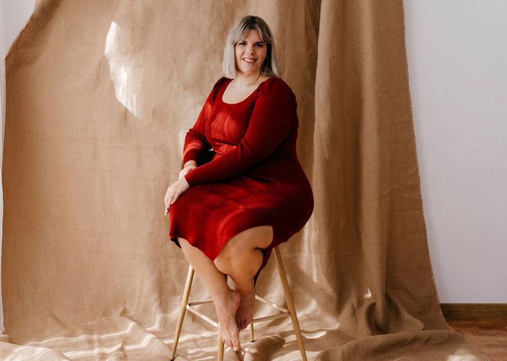 Wybieramy sukienki dla puszystych z dużym brzuchem. Z naszą pomocą znajdziesz idealny model plus size