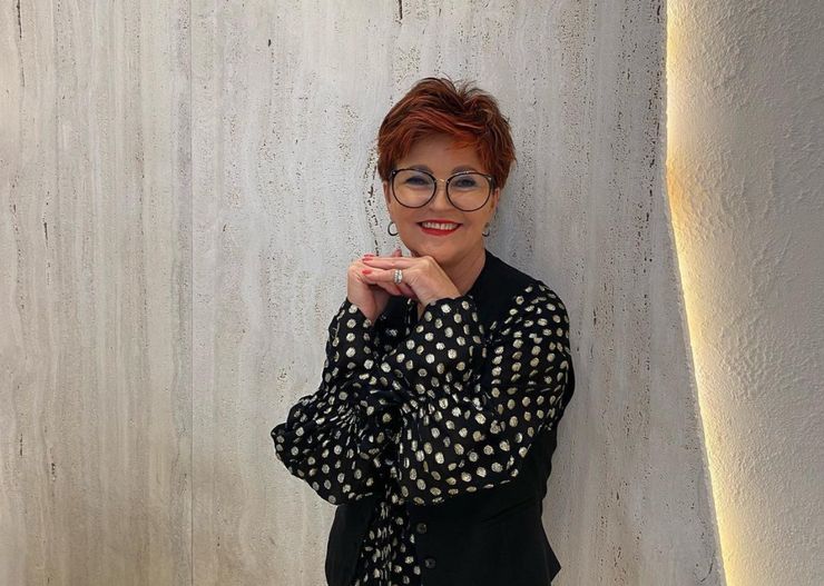 Jolanta Kwaśniewska w koszuli, którą będziesz chciała nosić do biura