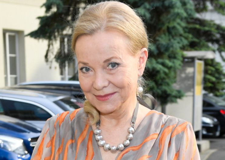 Zapomnij o małej czarnej. Sukienka Laury Łącz to nowy hit 60-latek