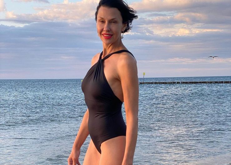 Stroje kąpielowe 50+ z wyprzedaży – sprawdź modele w stylu Popek, Bojarskiej-Ferenc, Rusin i Jennifer Lopez