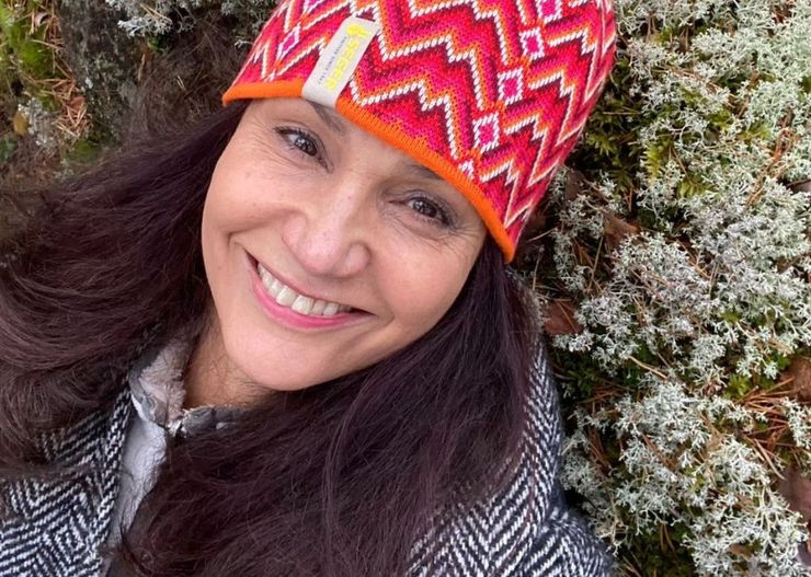 Znana 63-latka pokazała się idealnym płaszczu. Model z paskiem jest wygodny i korzystny dla sylwetki