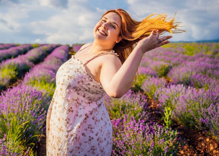 Modne sukienki plus size na lato 2024. Są zgodne z trendami i idealnie leżą na puszystej figurze