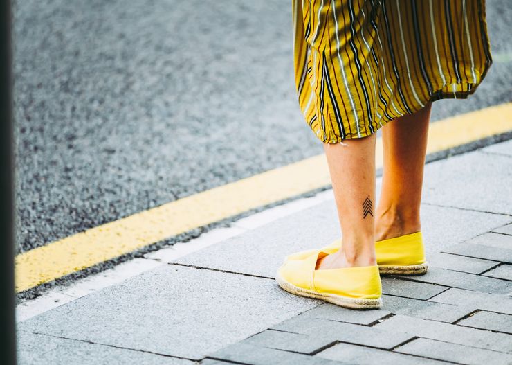 Nie wiesz, jak nosić espadryle? Te stylizacje odtworzysz w pięć minut
