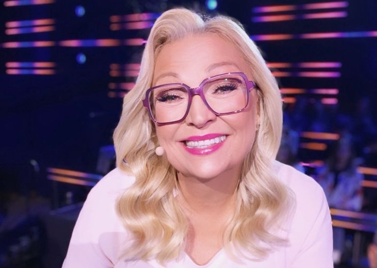 Szukasz sukienki sylwestrowej dla 50-latki? Model w stylu Walewskiej na pewno przypadnie ci do gustu