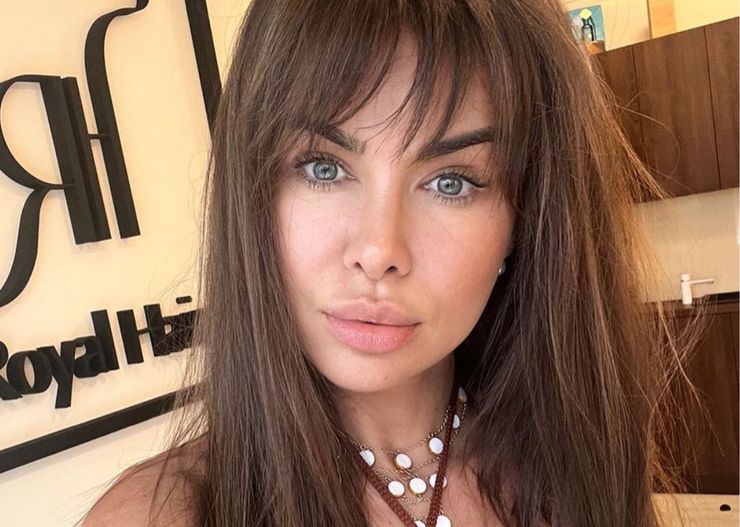 Teściowa Natalii Siwiec w najmodniejszej bluzce dla dojrzałych. 60-latki muszą mieć to w szafie