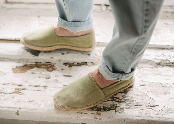 Tak nosimy espadryle męskie w stylizacjach na lato 2024. Lepszych zestawów nie znajdziesz