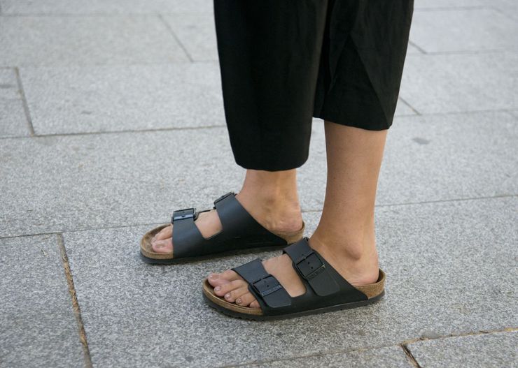 Sklepy wyprzedają kultowe Birkenstocki. Włożysz do sukienki i jeansów