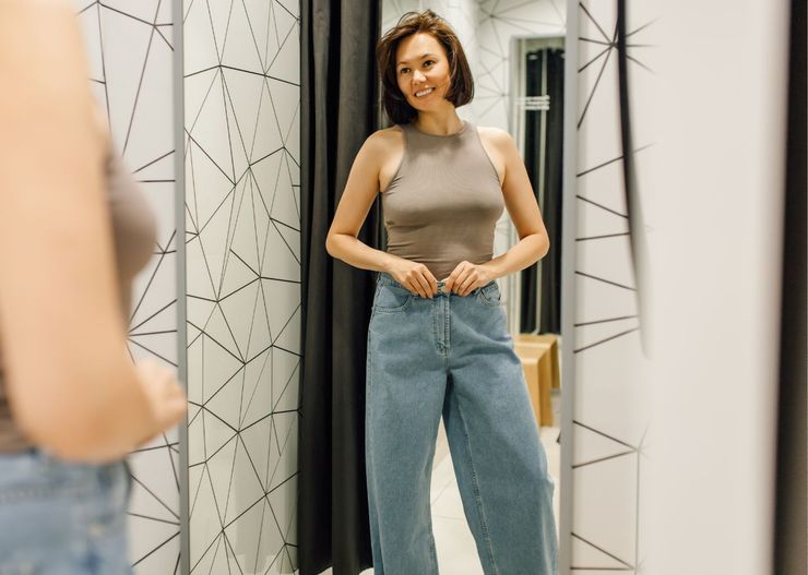 To te modne jeansy damskie podbijają trendy 2024. Będziesz zaskoczona, jakie fasony się teraz nosi